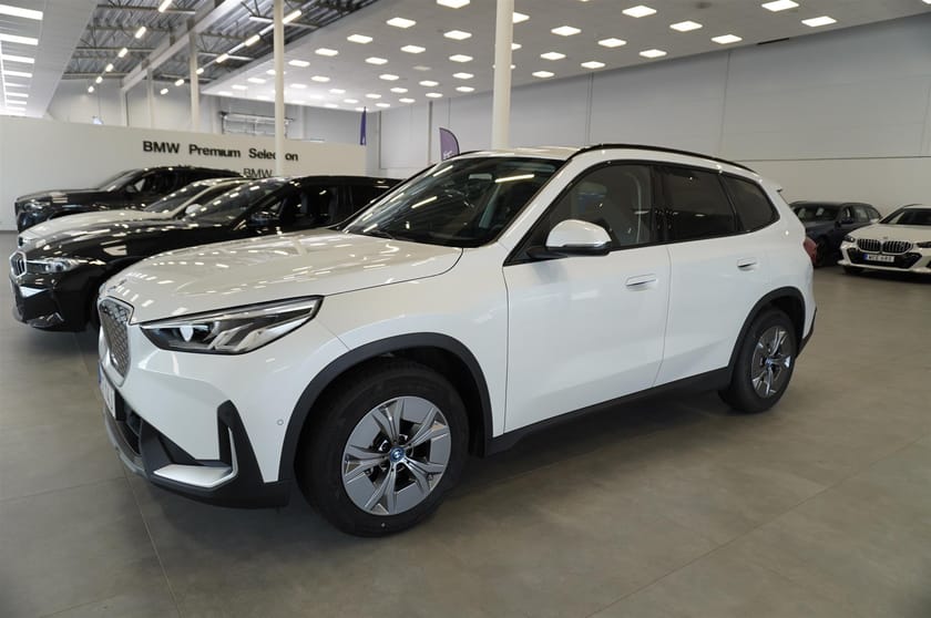 Bild 4 av BMW iX1 eDrive20 Active Edition Backkamera Rattvärme Drag