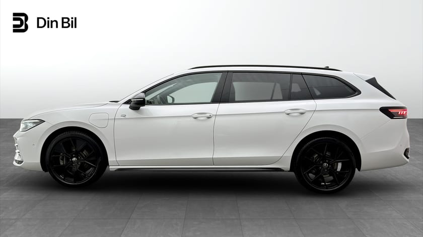Bild 2 av Volkswagen Passat Variant eHybrid 272HK R-Line Black / Drag / Panorama