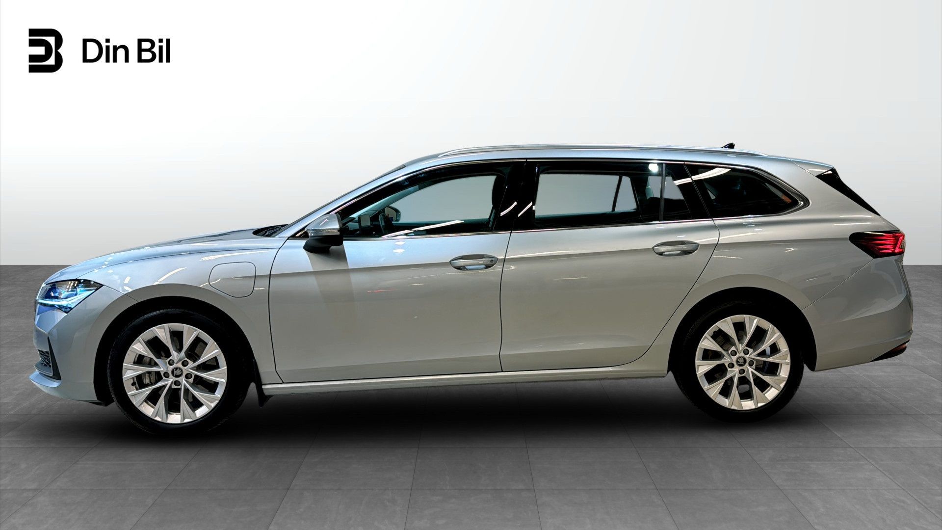 Skoda Superb 2025, bild 2/33