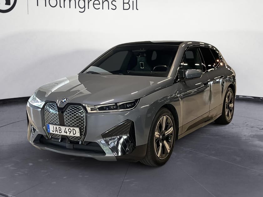 Bild 1 av BMW iX xDrive50 Signature Package Innovation Exclusive Luftfjädring Drag Panorama H K Soft Close 360 Kamera Adaptiv Farthållare