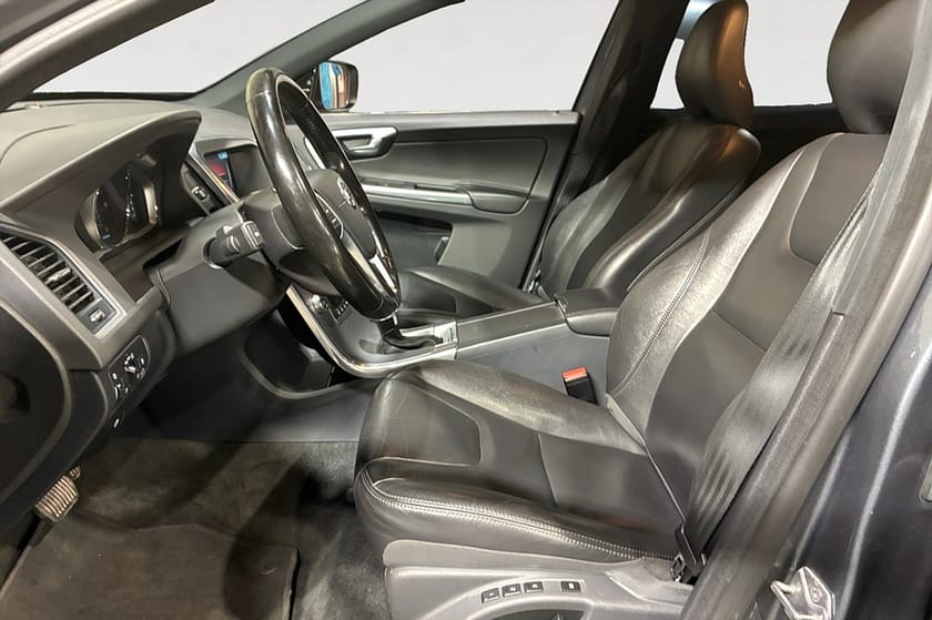 Bild 3 av Volvo XC60 D4 190 HK AUT SUMMUM DRAG D-VÄRM KAMREM BYTT 16700MIL