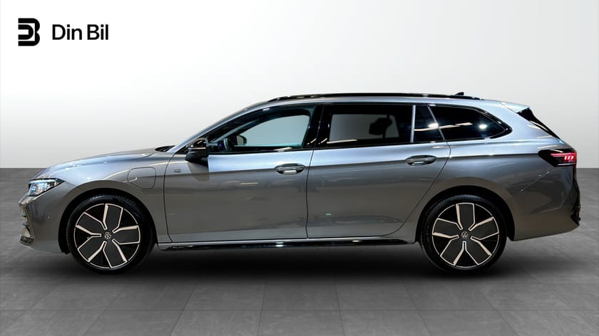 Bild 2 av Volkswagen Passat Variant eHybrid DSG SWE R-Line Black Panorama Drag Värmare