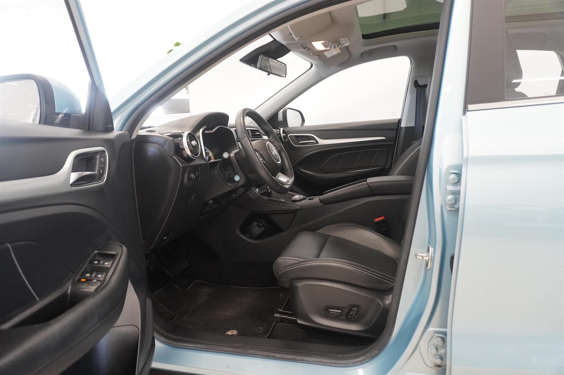 MG ZS 45kWh Luxury Aqua Cyan 2020, bild 2/10
