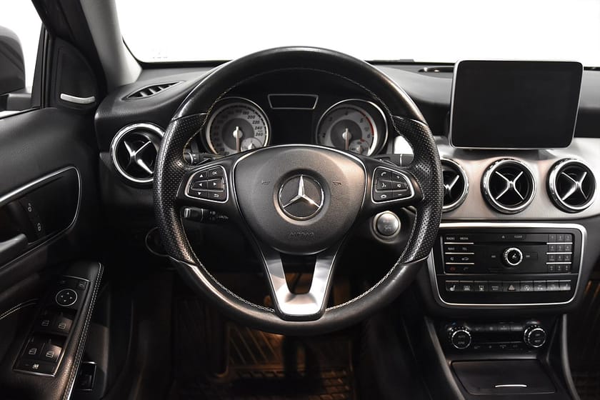 Bild 2 av Mercedes-Benz GLA 200 d 4MATIC D-Värm H/K Drag B-Kam 136hk