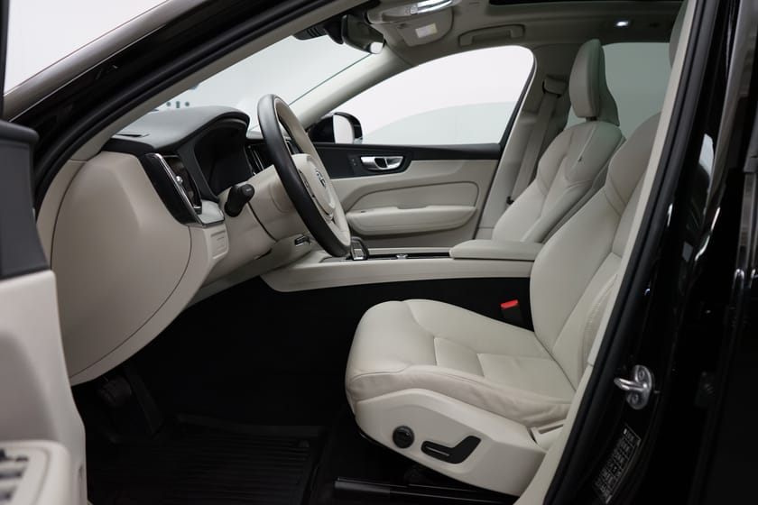 Bild 5 av Volvo XC60 Recharge T6 Core Edition, Dragkrok, Taklucka, Navigation, Baklucka elmanövrerad
