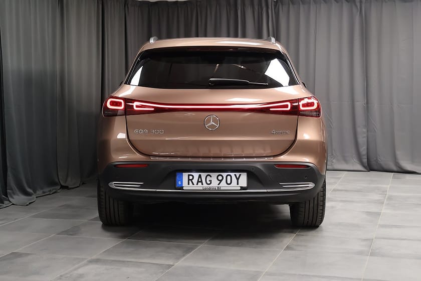 Bild 4 av Mercedes-Benz EQA 300 4MATIC Electric Art Line Prem 360 drag pano keyless