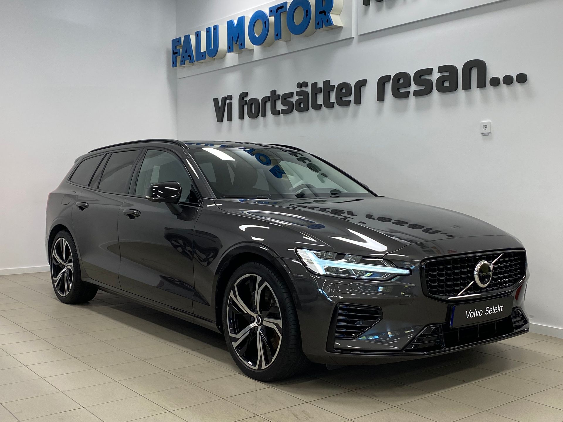 Volvo V60 Recharge T6 Ultimate Dark 2023, bild 2/10