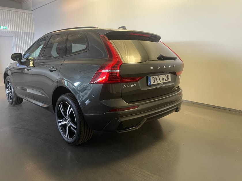 Bild 3 av Volvo XC60 Recharge T6 R-Design/ Panoramatak/ Dragkrok/ Harman Kardon/ 10.000 Tillbehör/