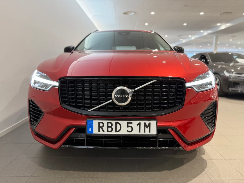 Bild 2 av Volvo XC60 T6 Plus Dark / Backkamera / Elektriskt säte / Panoramatak / 10 000kr tillbehör /
