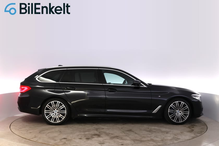 Bild 2 av BMW 540i xDrive Touring M Sport Panorama H&K Drag Kamera Se Utr