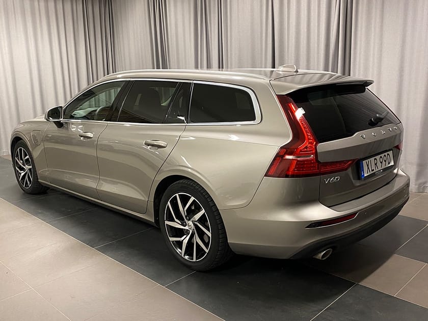 Bild 3 av Volvo V60 Recharge T6 AWD Momentum Kamera Värmare Drag