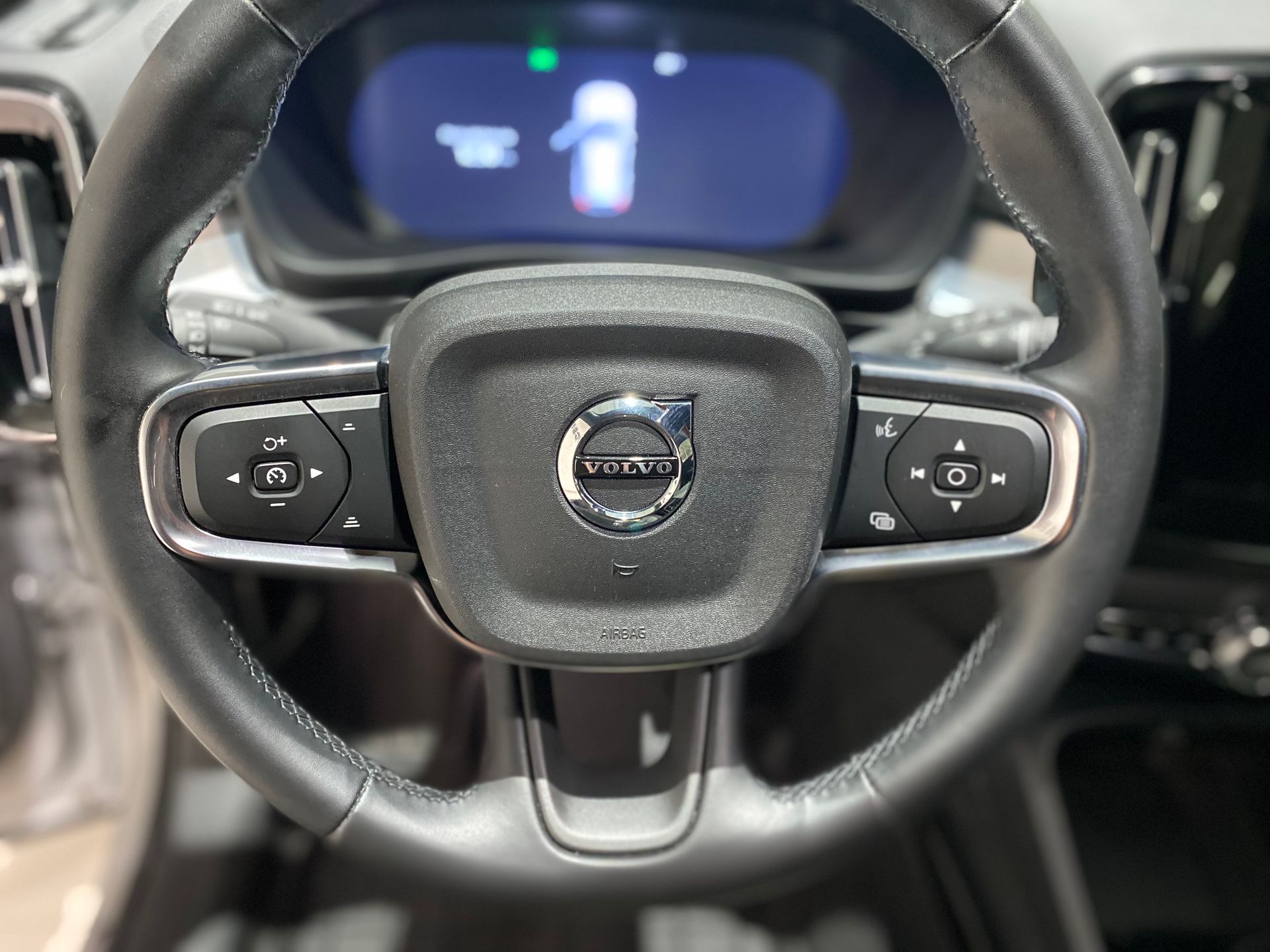 Volvo XC40 B3 FWD Bensin Plus Dark 2025, bild 3/10