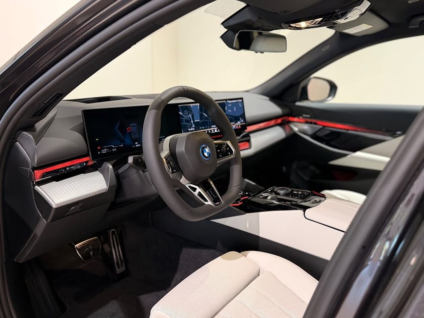 Bild 3 av BMW 530e xDrive Touring xDrive, Driving Plus, Parking Plus, Harman Kardon, 20"