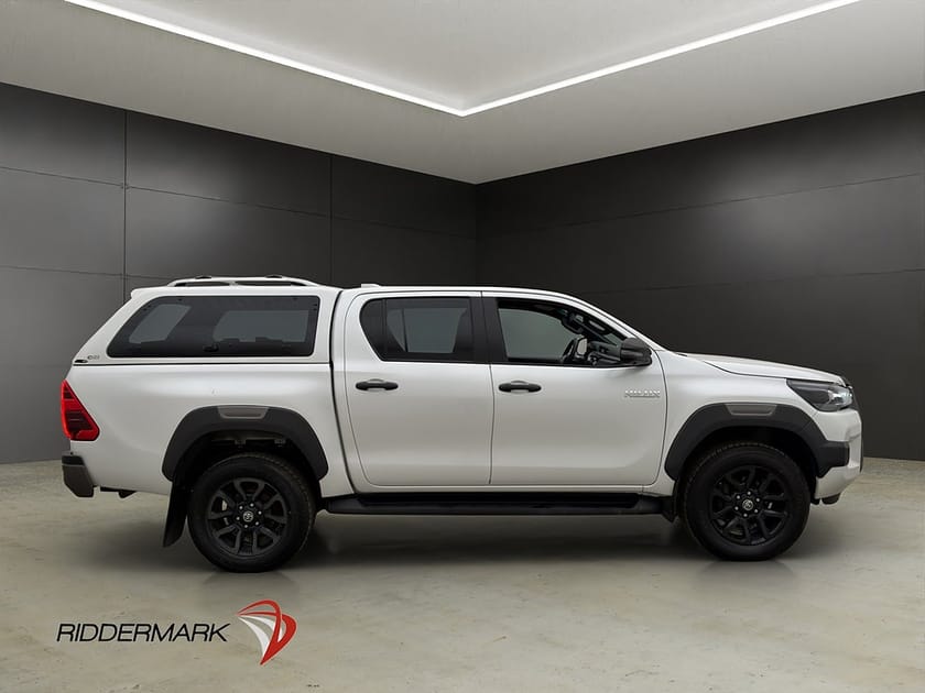 Bild 2 av Toyota Hilux Dubbelhytt Invincible 2.8 4WD Dragkrok JBL Diff Kåpa Moms