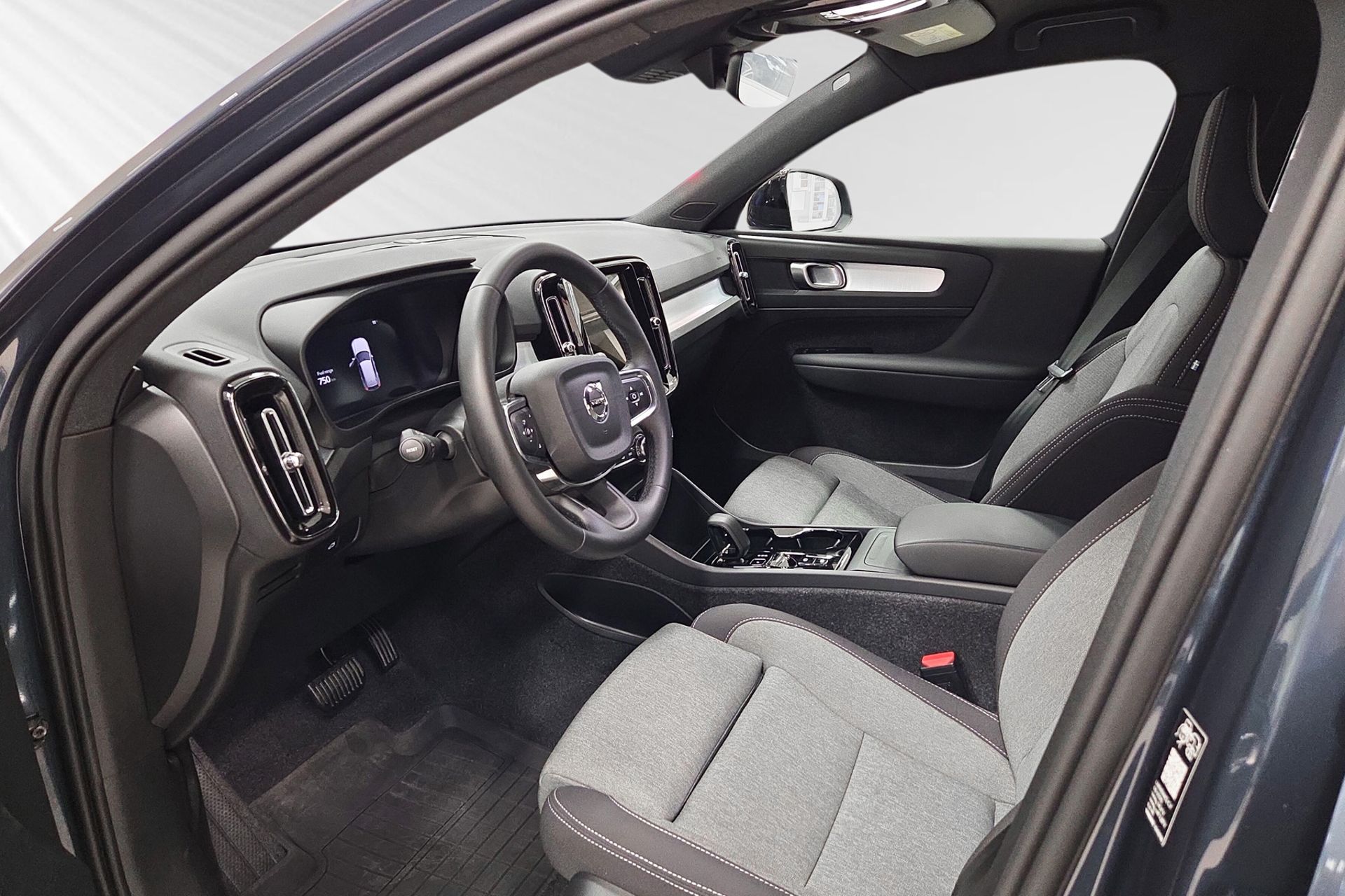 Volvo XC40 B4 FWD Bensin Plus Dark 2026, photo 7/10