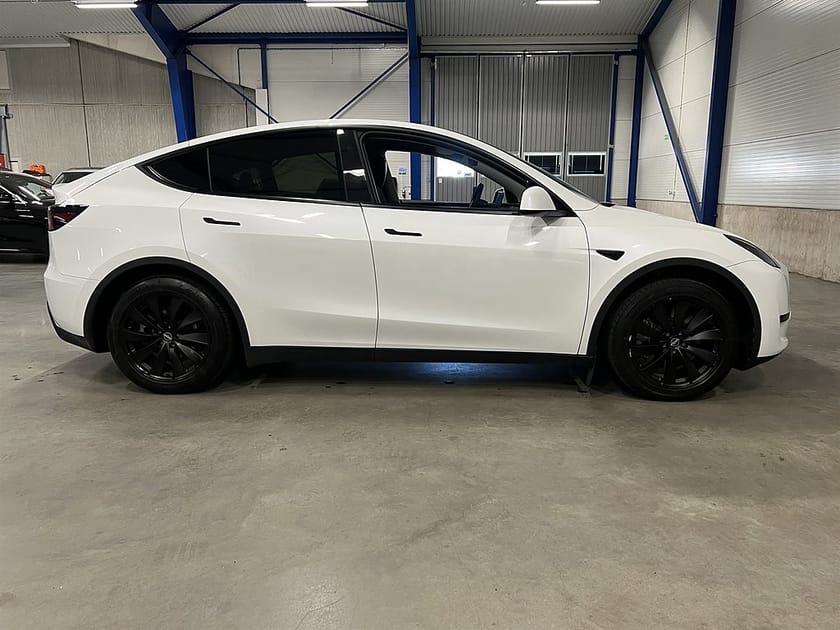 Bild 3 av Tesla Model Y Standard Range RWD 299 HK / Panorama / Navi /