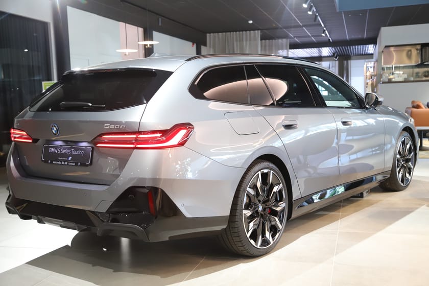 Bild 4 av BMW 550e xDrive Touring INDIVIDUAL / 21" / DAP / B&W