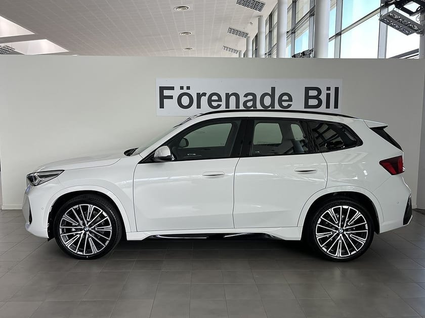 Bild 3 av BMW iX1 eDrive20 M Sport Rattvärme Drag Adpt Farth Sportstolar