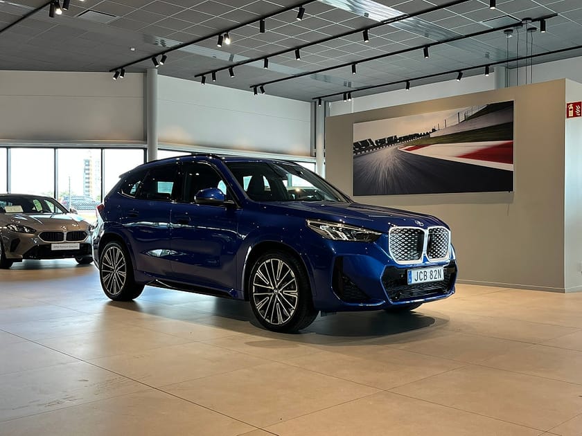 Bild 3 av BMW iX1 eDrive20 M Sport D/A Plus Harman/Kardon Dragkrok