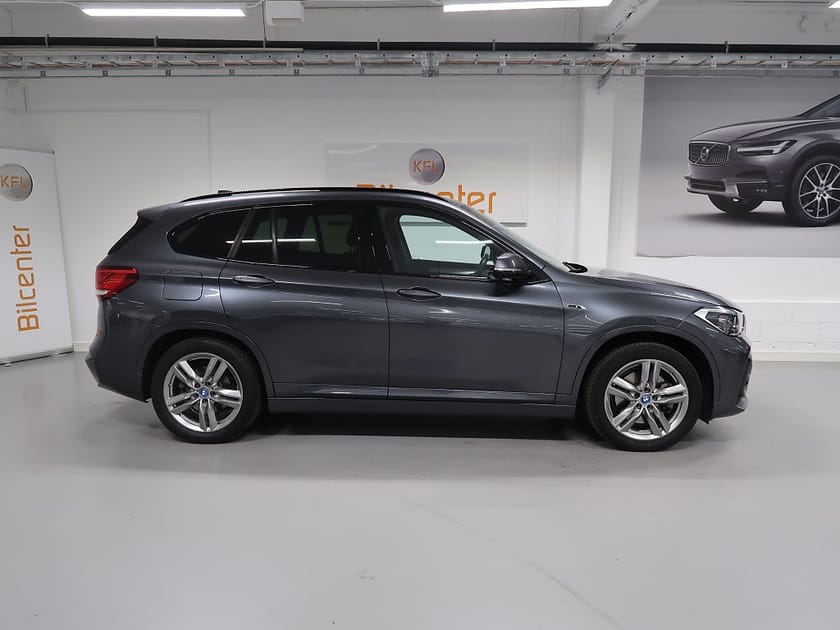 Bild 5 av BMW X1 xDrive25e M Sport V-Däck ingår HUD-Skinn-Drag-Kamera-BT