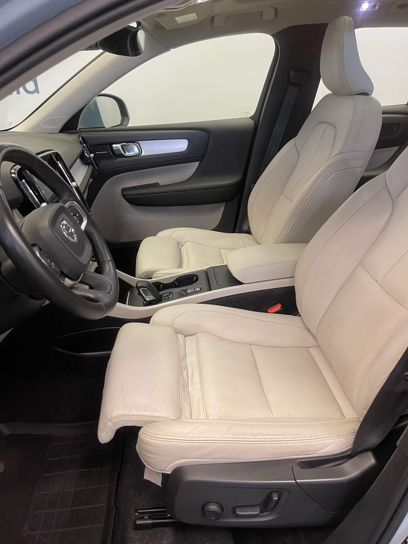 Bild 5 av Volvo XC40 D4 AWD Momentum / Läder / Panoramaglas tak / Navigation /