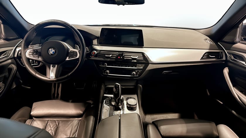 Bild 4 av BMW 540i xDrive Sedan M-Sport Värmare HuD H/K Adaptiv Farth Taklucka Drag