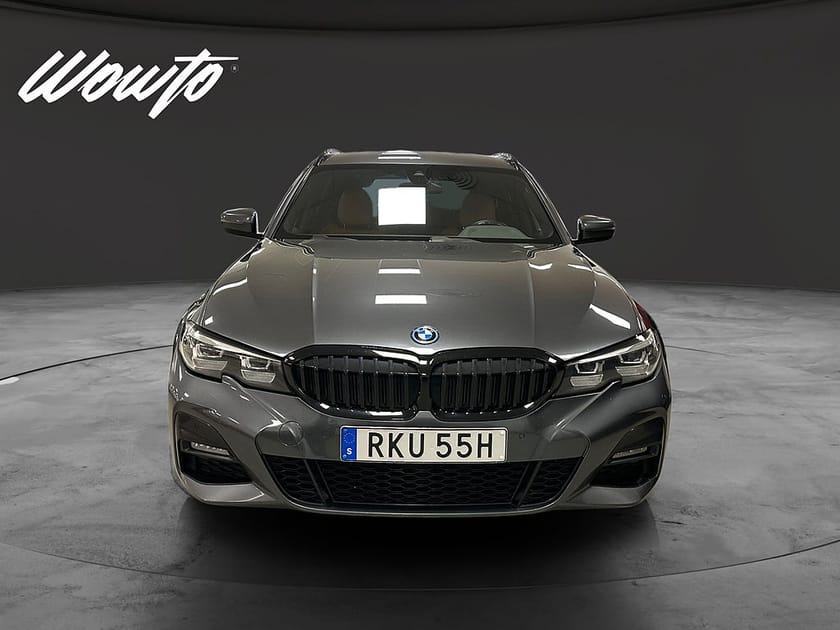 Bild 2 av BMW 330e xDrive Touring 330 M-Sport / Dragkrok / Cockpit