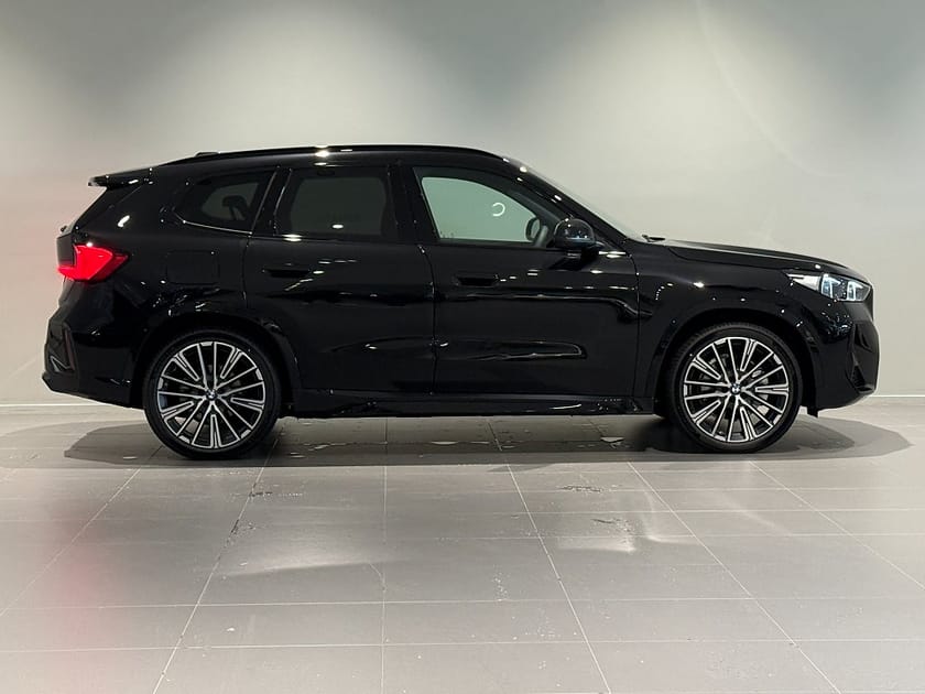 Bild 3 av BMW iX1 xDrive30 M Sport Innovation Drag Adpt Farth 20"