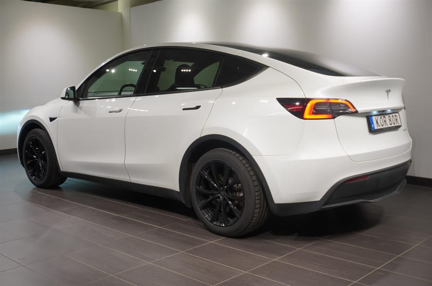 Bild 2 av Tesla Model Y Long Range AWD Panorama B-Kamera Navi Elbaklucka