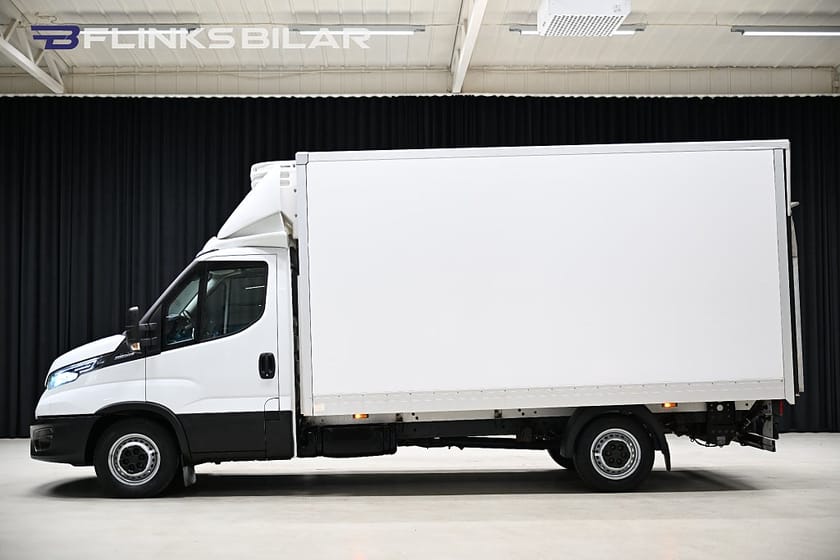 Bild 3 av Iveco Daily 35-160 Chassi Cab 156HK Automat|LED|Volymskåp|Bakgavellyft|Sidodörr|Moms
