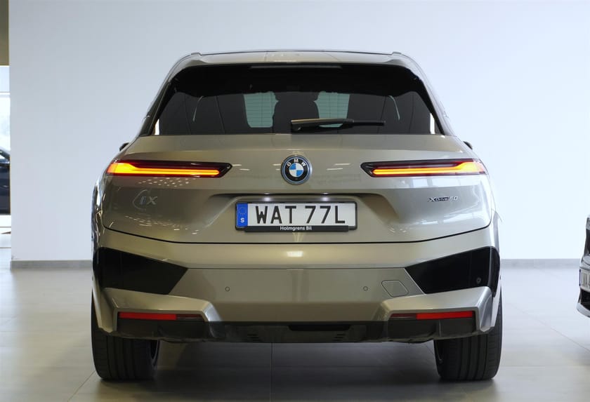 Bild 4 av BMW iX xDrive50 Sportpaket Exclusive Innovation Comfort Luftfjädring B W Soft Close Sätesventilation Drag