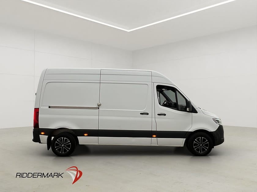 Bild 2 av Mercedes-Benz Sprinter 211 CDI FWD Panel Van L2H2 Värm Drag B-Kam CARPLAY Moms