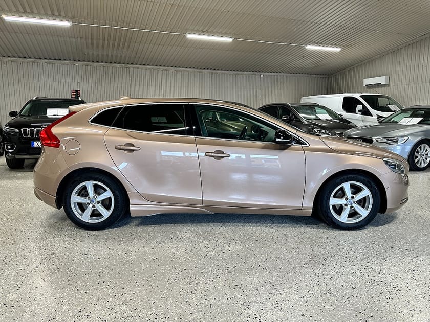 Bild 2 av Volvo V40 D2 Euro 5 Nybesiktigad Panorama Välservad Dragkrok PAP