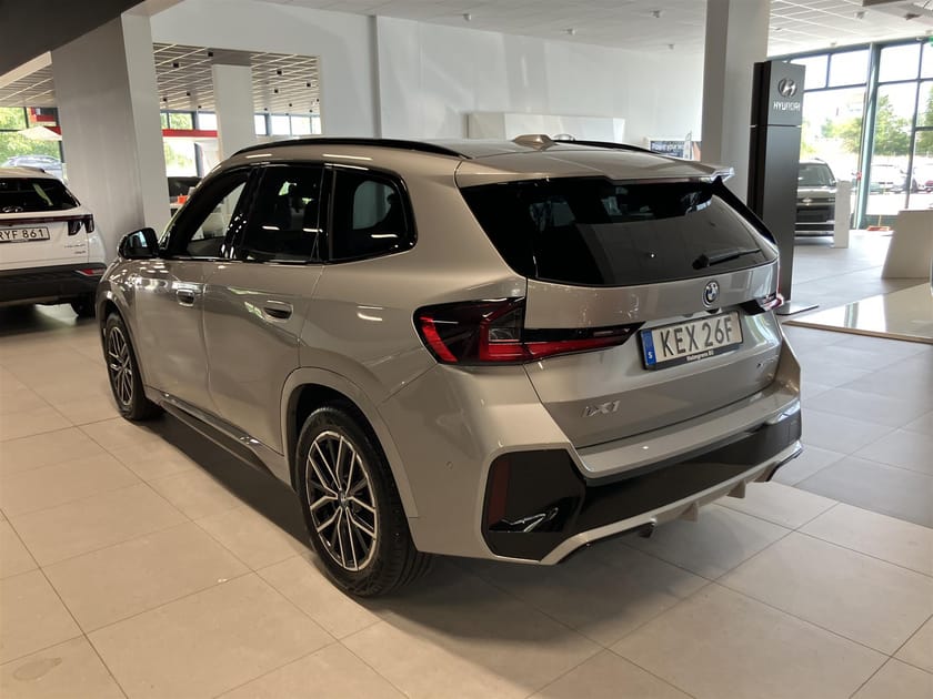 Bild 3 av BMW iX1 xDrive30 M Sport Drag Innovation 360 DAP Pano Elstol H K Travel Komfort Rattvärme Heljusass