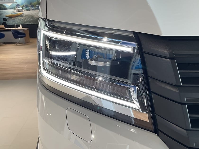 Bild 2 av Volkswagen Crafter Chassi Skåp kort hjulbas 35 Flakbil med KRAN