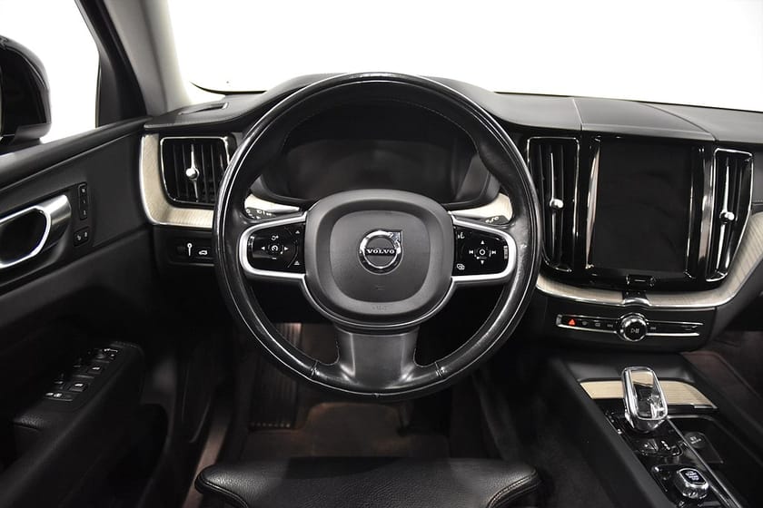 Bild 2 av Volvo XC60 Recharge T6 AWD Drag Pano Skinn P-värm Orrefors 341hk