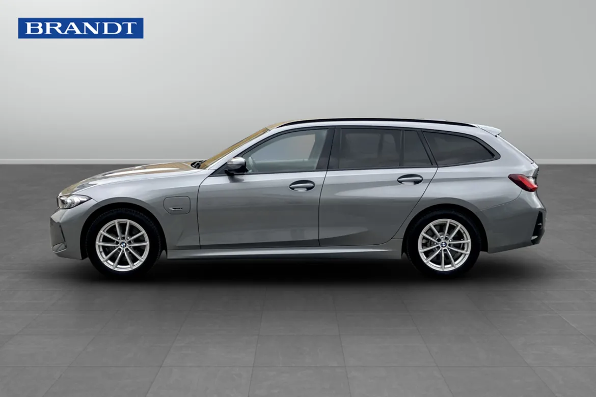 BMW 330e xDrive Touring