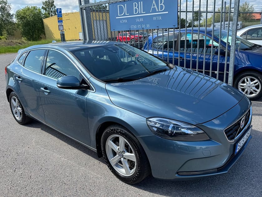 Bild 2 av Volvo V40 D4 177hk Momentum|KAMERA|SoV|NYSERV|