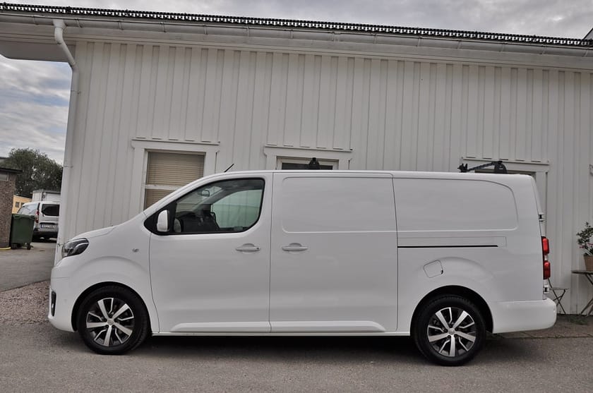 Bild 3 av Toyota Proace 2.0 Lång 2-dörrar 120hk Proffesional Värmare Drag HUD