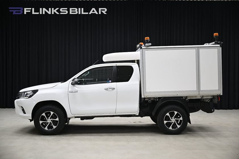 Bild 2 av Toyota Hilux Extra Cab 2.4 AWD 150HK Servicebil|Kåpa|Inredning|Inverter|SeUtr!