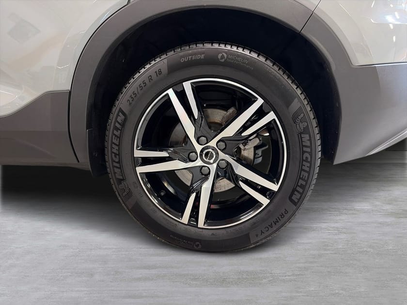Bild 3 av Volvo XC40 B3 FWD Bensin Plus Dark, Klimatpaket, Förarstödpaket, Parkeringskamera Bak, Baklucka Elmanövrerad, Dragkrok