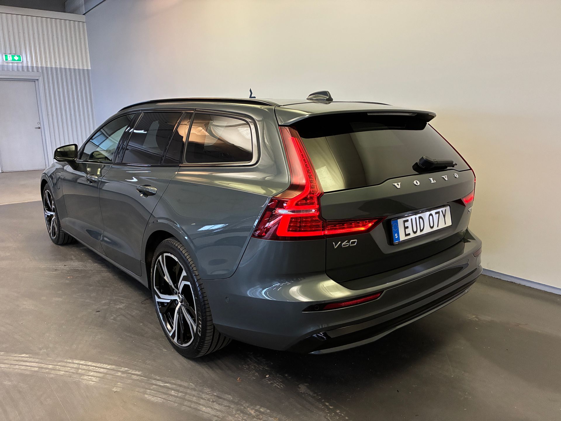 Volvo V60 T8 Plus Dark 2026, bild 6/10