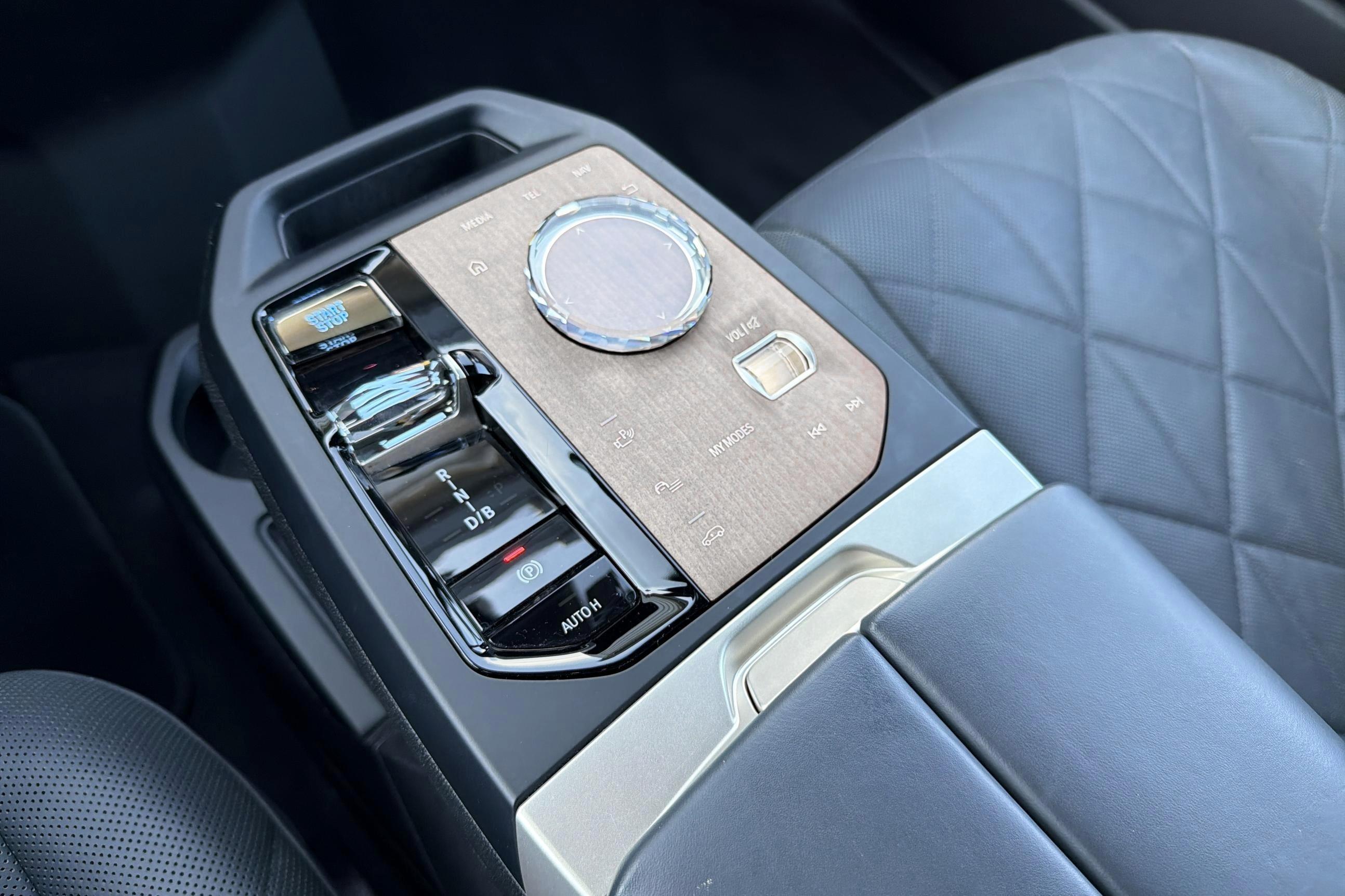 BMW iX xDrive50, 524hp, 2023
