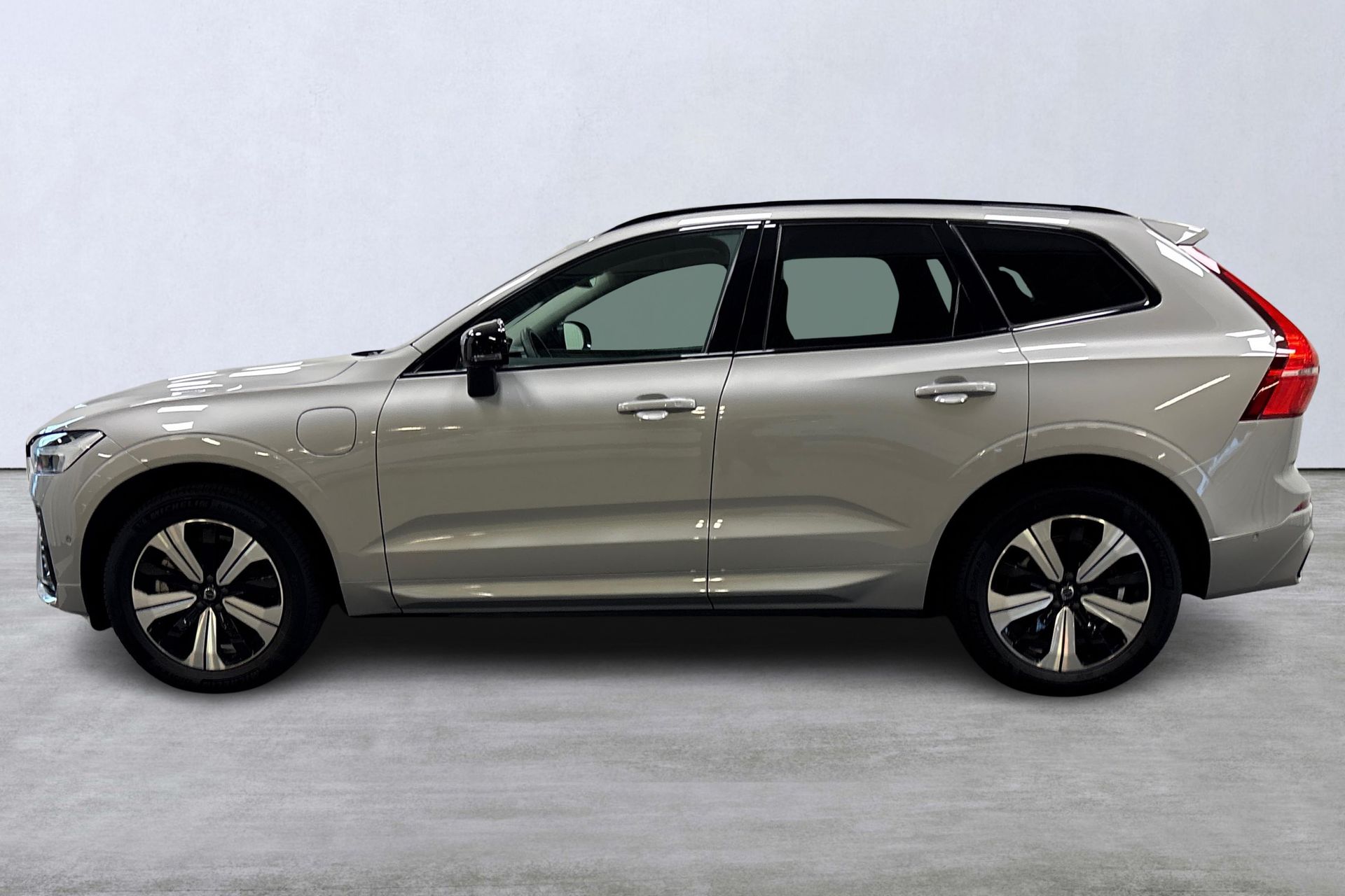 Volvo XC60 T6 Plus Dark Edition 2025, kuva 2/10