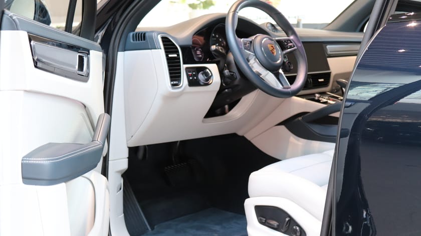 Bild 5 av Porsche Cayenne E-Hybrid / Platinum Edition / Sportavgassystem / Massagestolar /