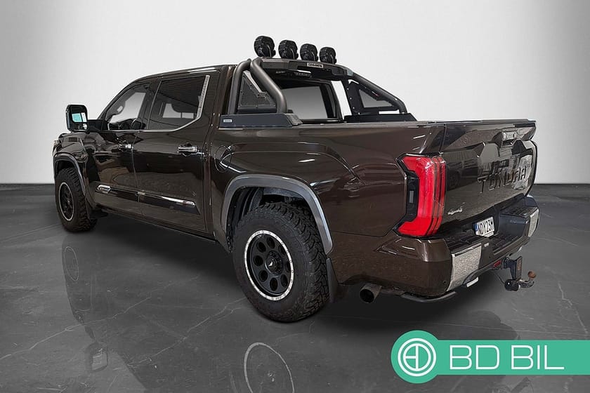 Bild 2 av Toyota Tundra 3.4 V6 i-FORCE MAX Hybrid 4WD CrewMax 3.5 443HK 1794 Edition Pano Webasto Se Spec