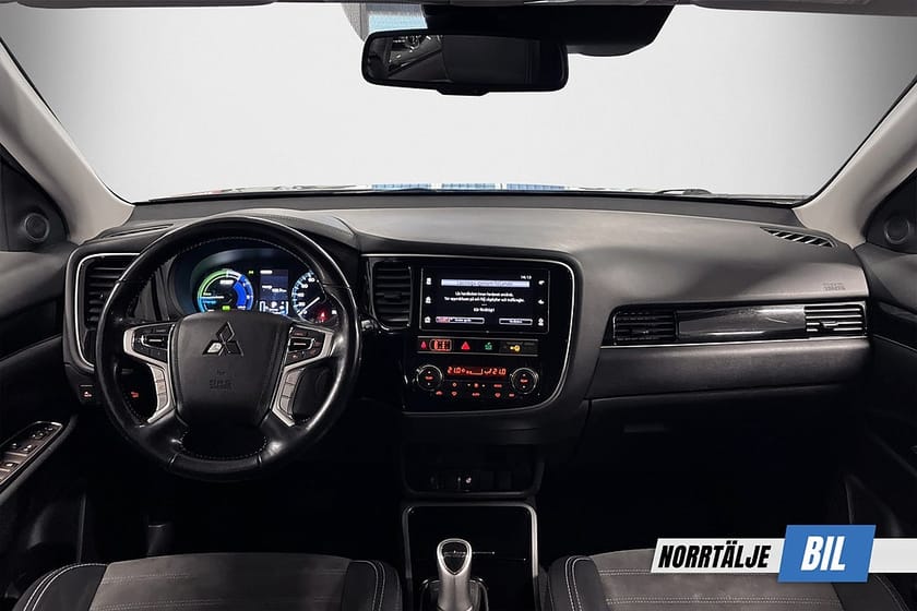Bild 3 av Mitsubishi Outlander PHEV CVT 224 HK 4WD COMFORT DRAG B-KAMERA NYSERV PDC