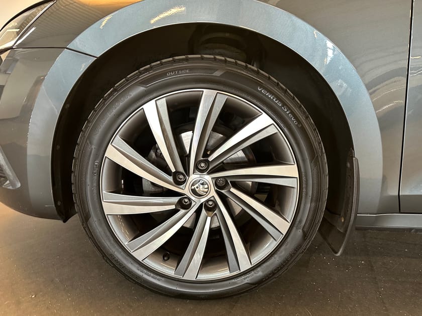 Bild 3 av Škoda Octavia Kombi 2.0 TDI SCR Style / Panoramatak / Dragkrok / Backkamera / Navigation