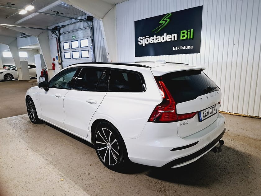 Bild 4 av Volvo V60 T6 AWD R-Design 350 Plus Dark  Värm/Pano/H&K Drag