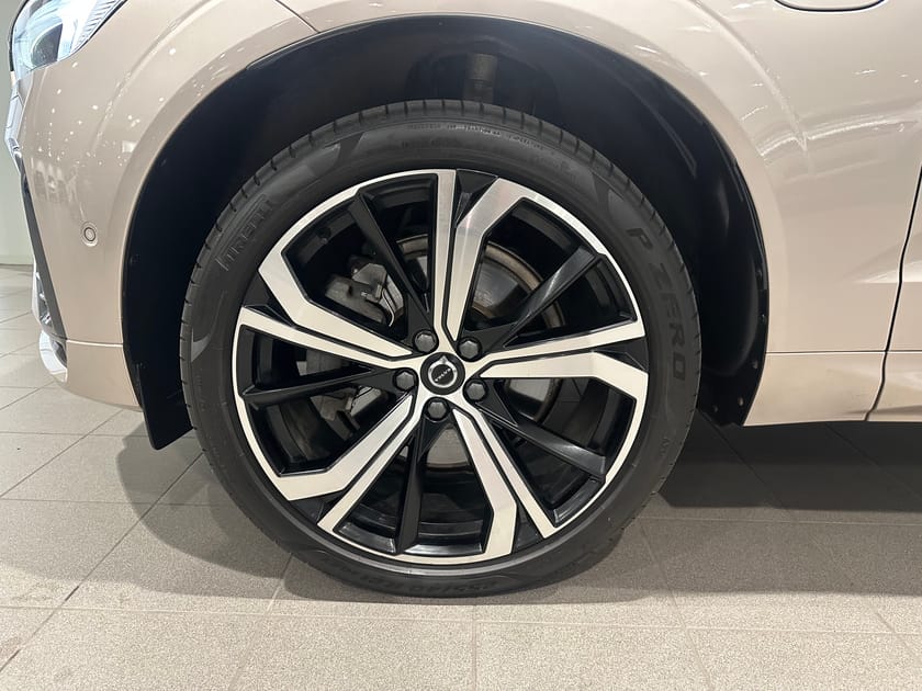 Bild 3 av Volvo XC60 Recharge T6 II Plus Dark Edition / 360 Kamera / Dragkrok / Panoramatak/
